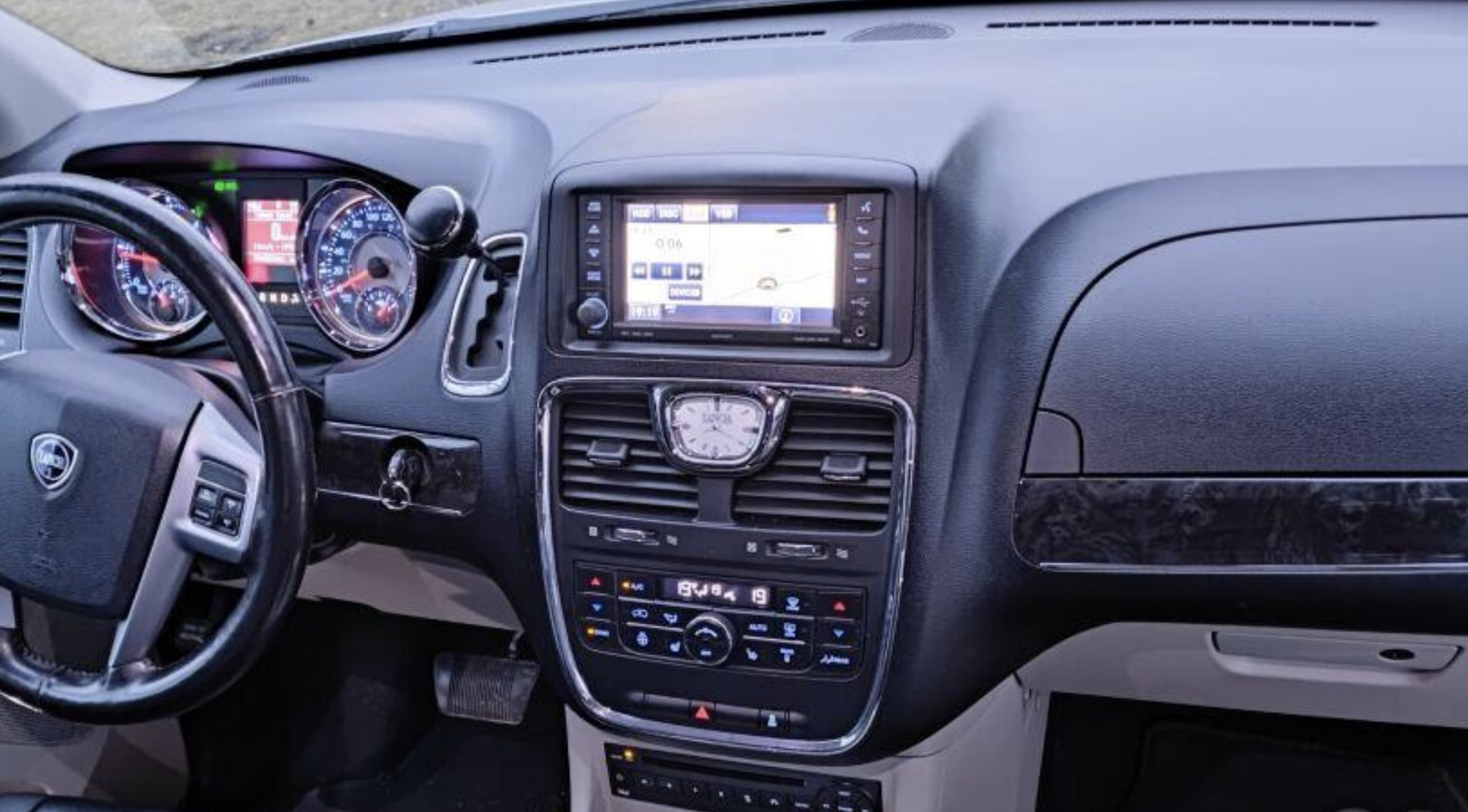 Automedia F0474 Automedia F0474 mallikohtaisen multimediaradion soveltuvuus autoon