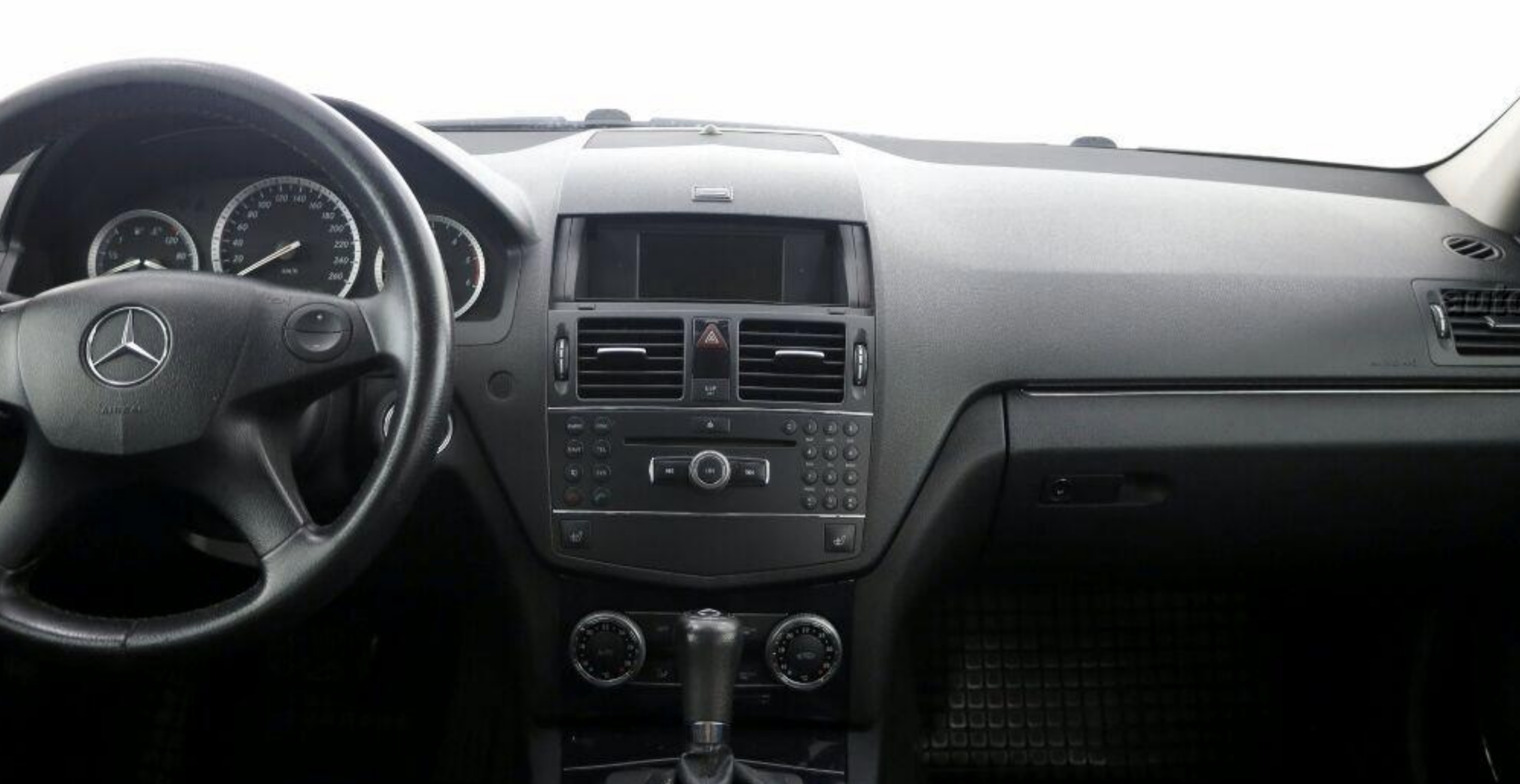 Automedia F0842 Automedia F0842 mallikohtaisen multimediaradion soveltuvuus autoon