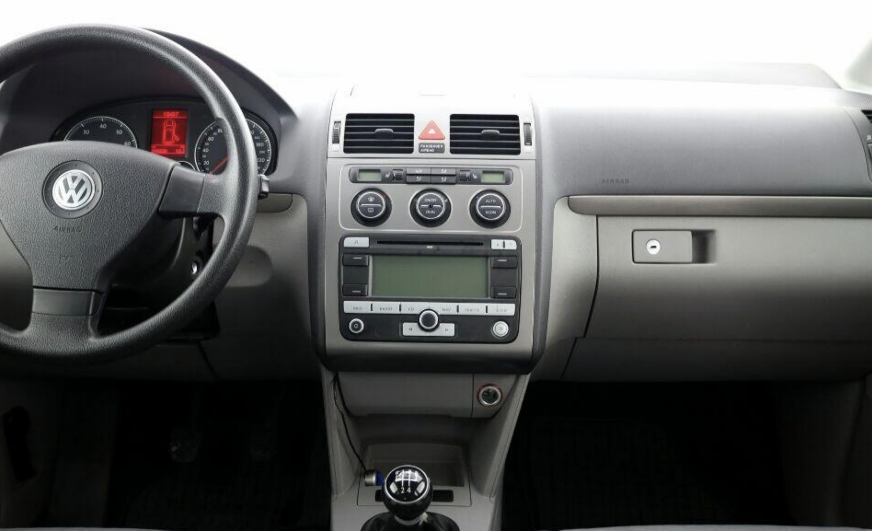 VW Touran (2003-2010) Automedia F1001 raadio sobivus autole