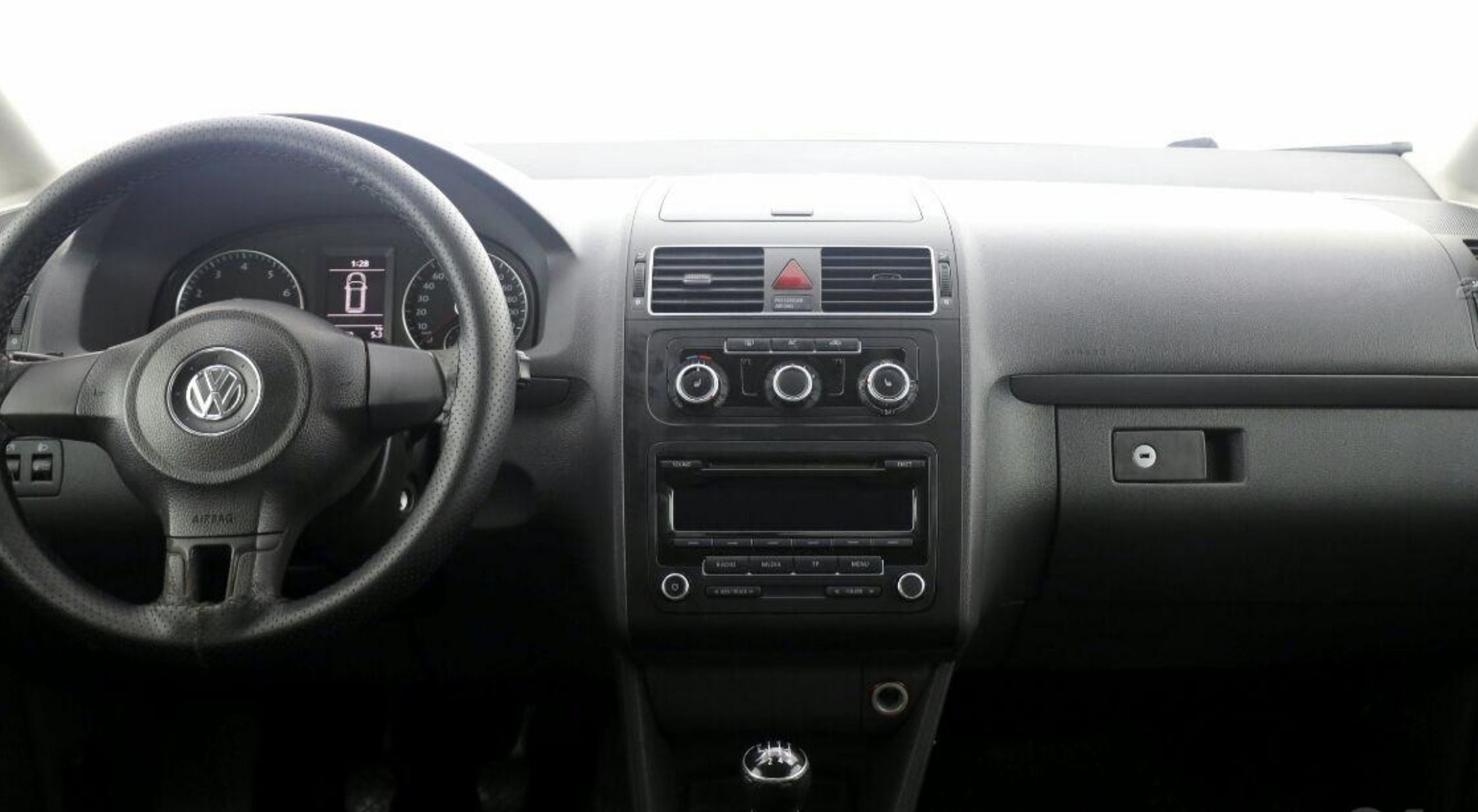 VW Touran (2010-2015)  Automedia F1002 raadio sobivus autole