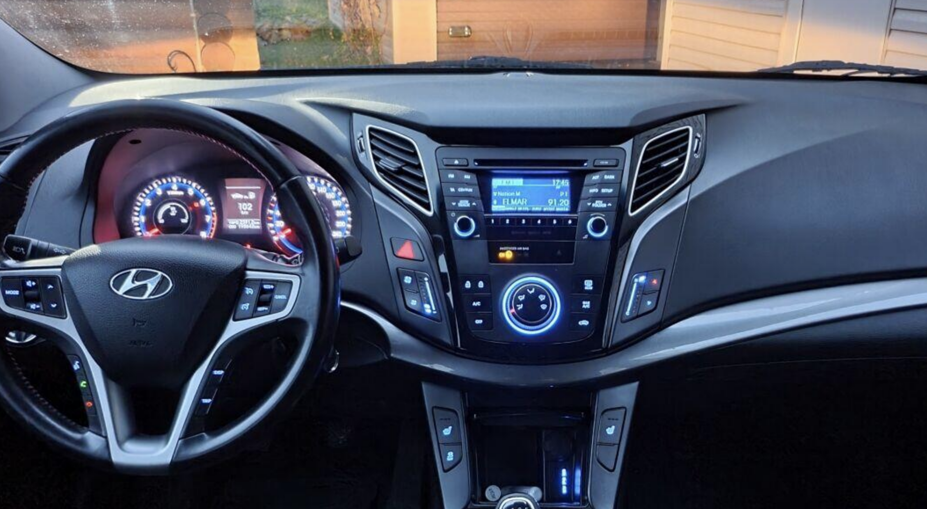 Automedia F1104 Automedia F1104 mallikohtaisen multimediaradion soveltuvuus autoon