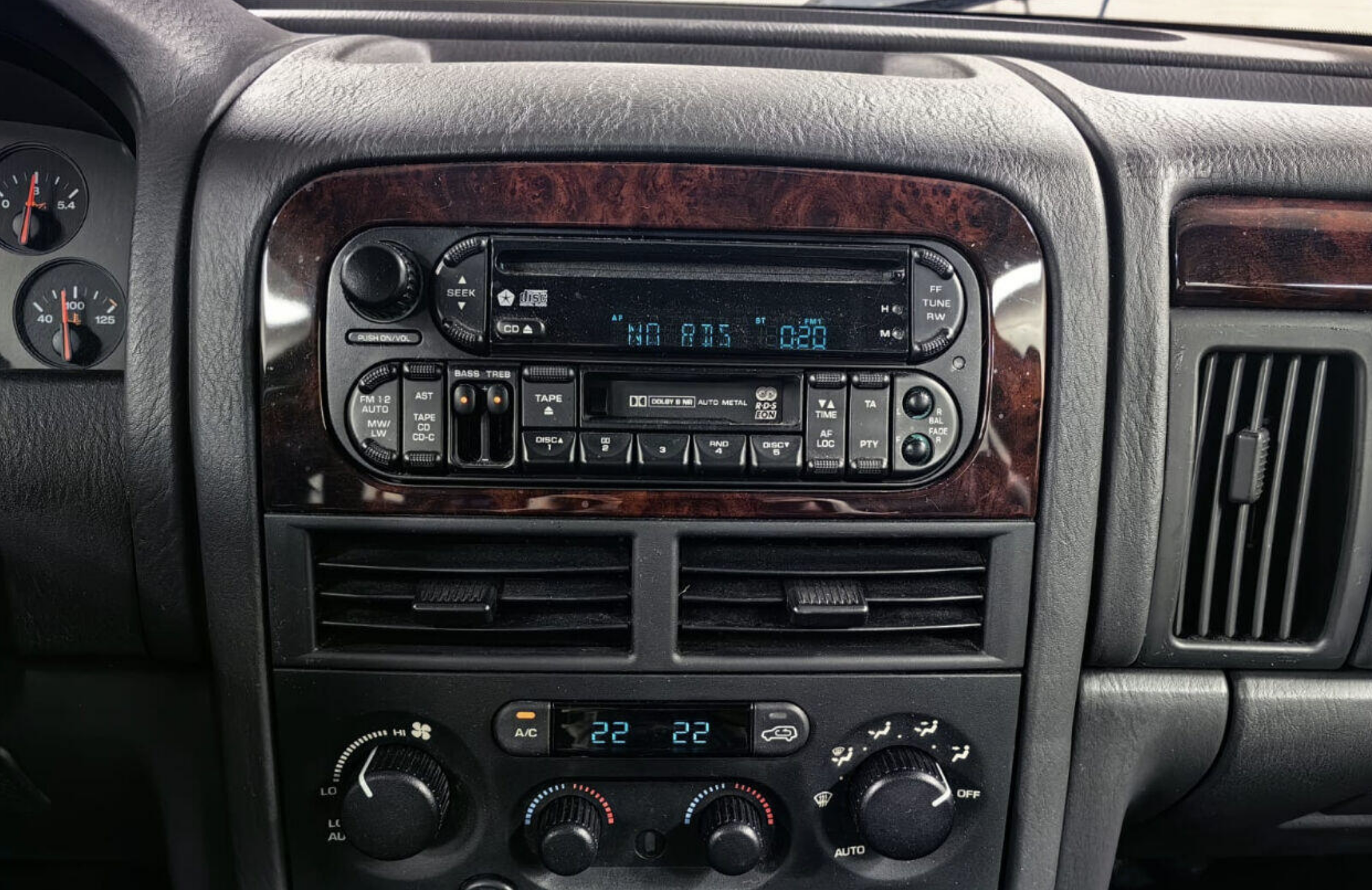 Jeep Grand Cherokee (1998-2004)  Automedia F1114 raadio sobivus autole