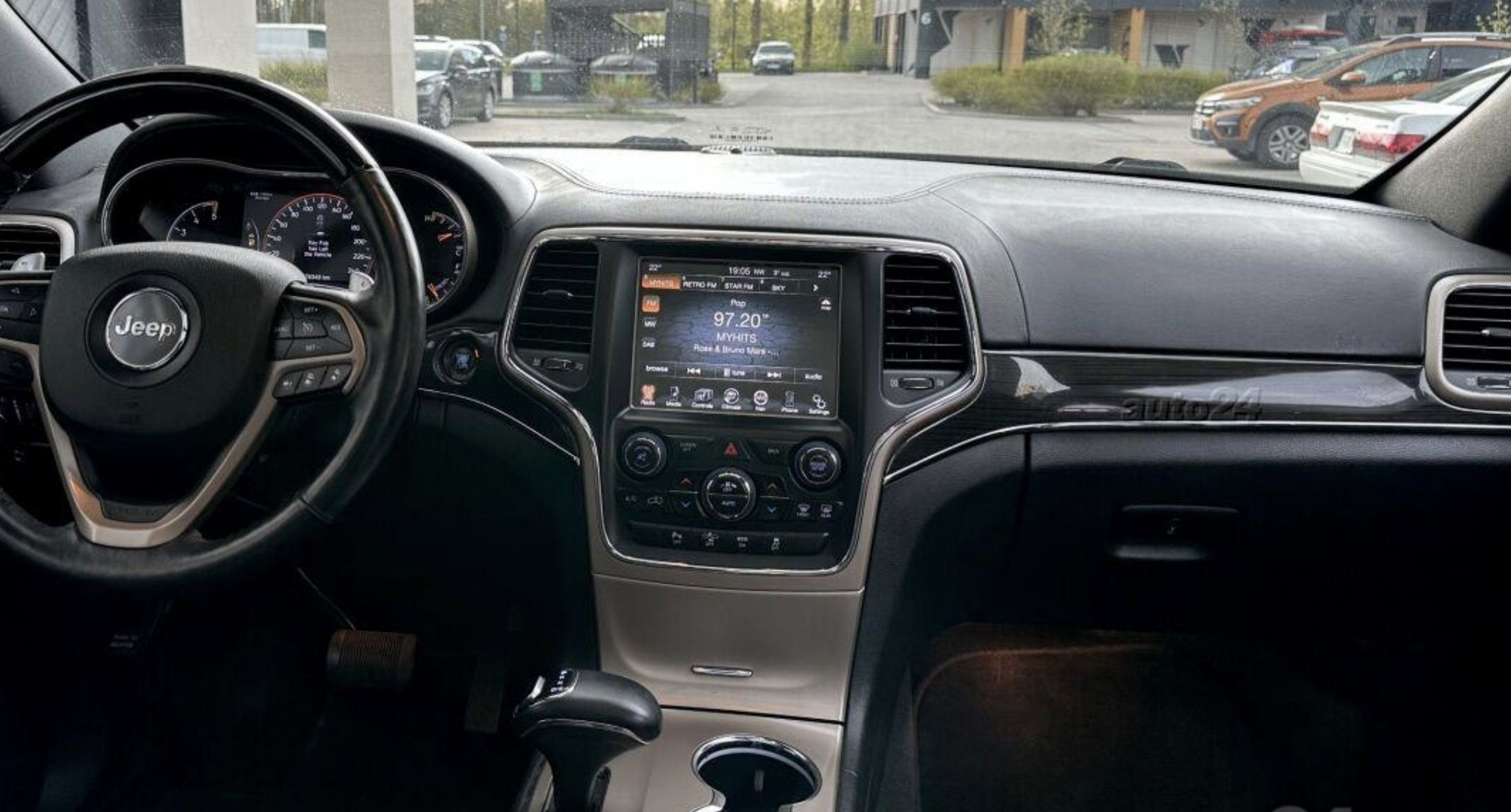 Automedia F1841 Automedia F1841 mallikohtaisen multimediaradion soveltuvuus autoon