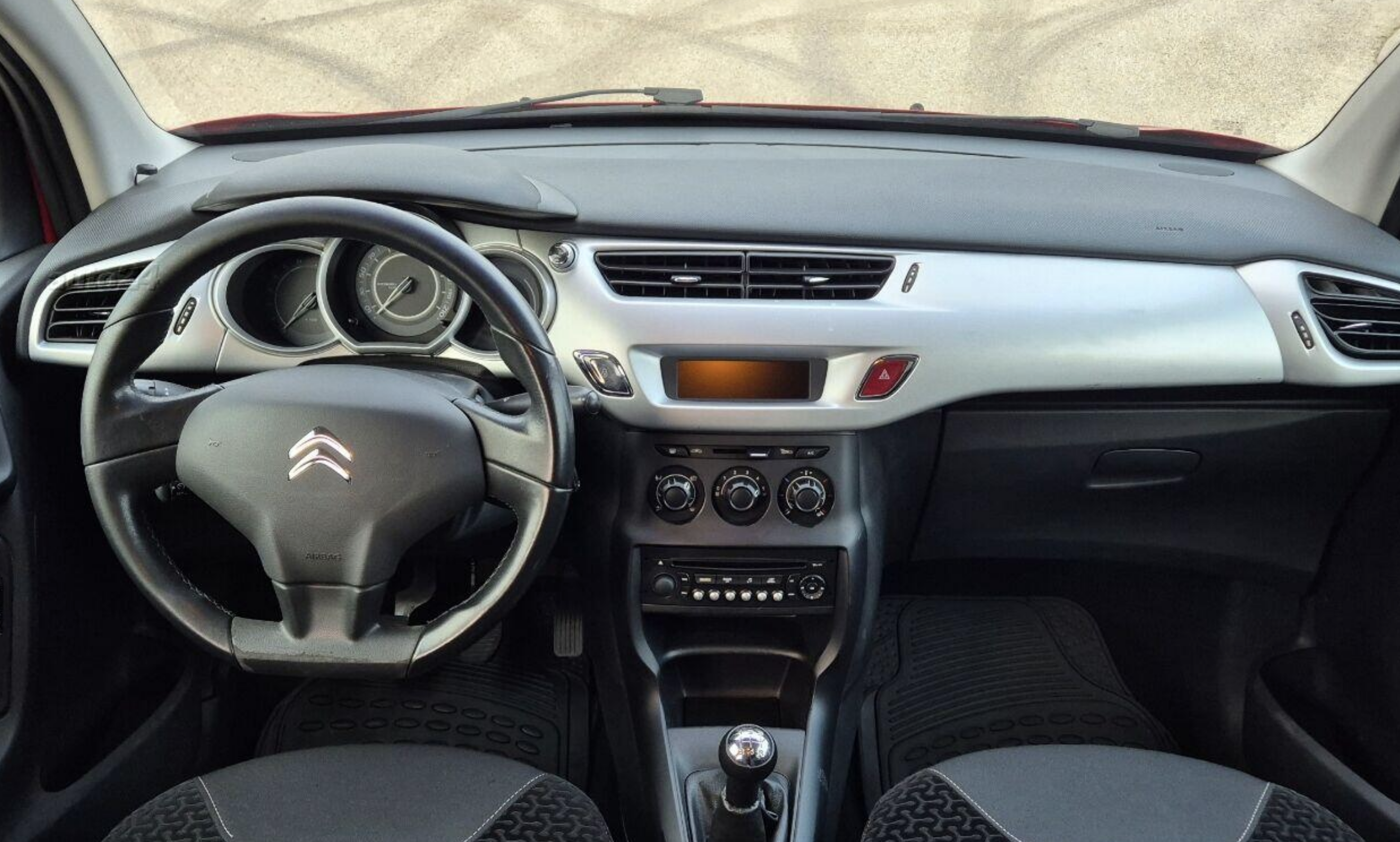 Automedia F3016 Automedia F3016 mallikohtaisen multimediaradion soveltuvuus autoon